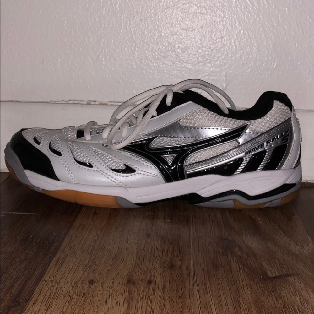 White Mizuno volleyball shoes
